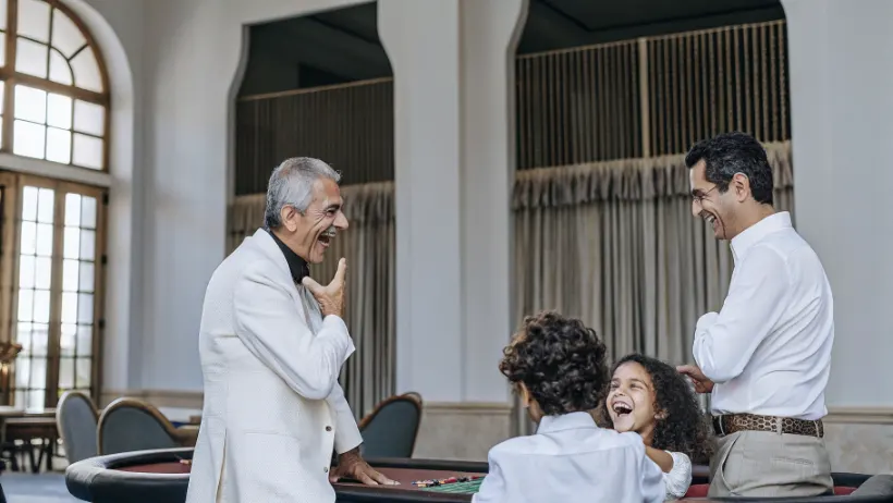 Grupo de cubanoamericanos reunidos en casino de Miami celebrando evento familiar