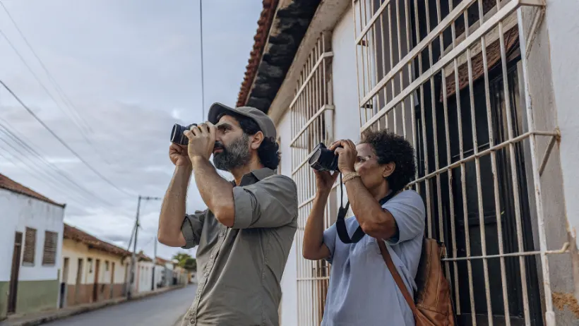 Activistas de derechos humanos en Cuba documentando casos de represión gubernamental