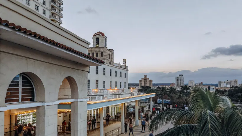 Casino del Hotel Nacional de Cuba en La Habana durante los años 1950 con luces brillantes en la noche