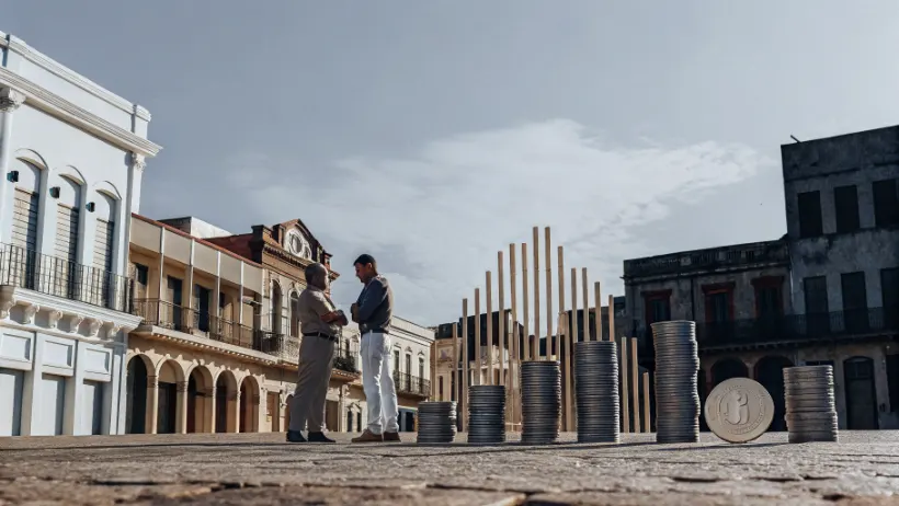 Imagen conceptual del debate sobre la legalización de casinos en Cuba con edificios históricos y símbolos económicos